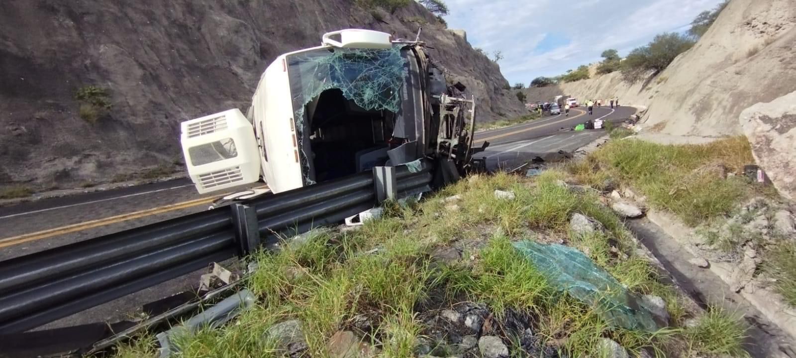 16 muertos y 34 lesionados tras choque entre autobús y tráiler