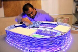 Artista recrea Estadio Cuauhtémoc en maqueta