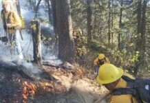 Sergio Salomón supervisa trabajos para sofocar incendio en Atzitzintla