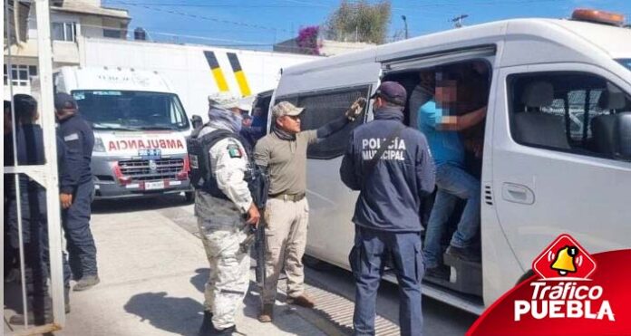 Los 136 migrantes irregulares fueron rescatados mientras viajaban hacinados a bordo de un camión de carga que transitaba por Acajete, Puebla.