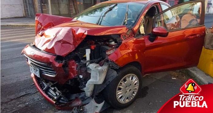 Un aparatoso choque en la colonia El Carmen, en Puebla capital, causó la pérdida total de un coche, y aquí te lo contamos.