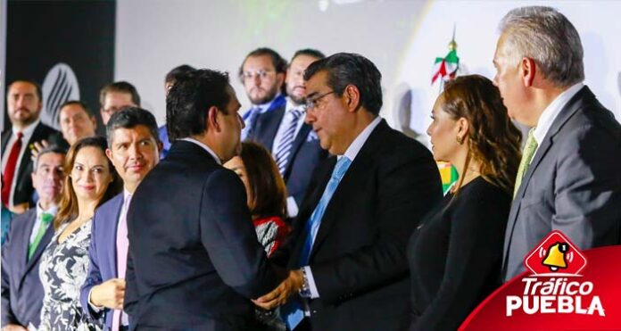 El gobernador de Puebla, Sergio Salomón Céspedes, pidió a la iniciativa privada a ser un puente entre la sociedad y las autoridades.