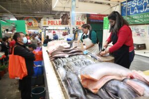 El presidente de la Unión de Propietarios y Distribuidores de Pescados y Mariscos, Eleazar González, informó que, para estos días Santos que concluye mañana domingo, comerciantes de pescado de la 16 Poniente esperan alcanzar un incremento en sus ventas del 100 por ciento en sus ventas.