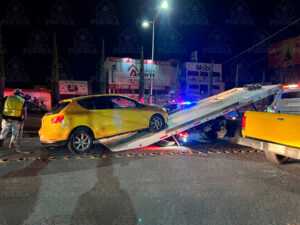 Por un pleito, dos autos chocaron en el Boulevard Atlixco