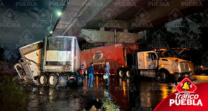 Tráiler choca contra el muro de contención de la autopista México-Puebla