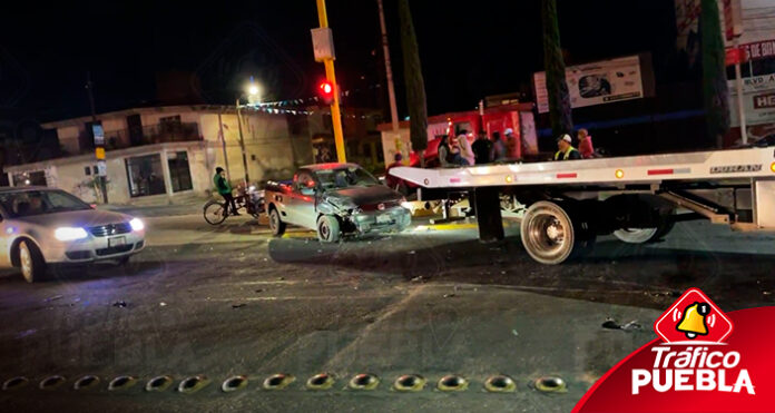 Por un pleito, dos autos chocaron en el Boulevard Atlixco