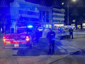 Motociclista grave tras impactarse contra un auto en Puebla