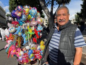 Entrevista con globero; mientras a los niños les regalen globos, este oficio nunca va a morir