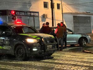 Conductor se pasa el semáforo y atropella a un motociclista