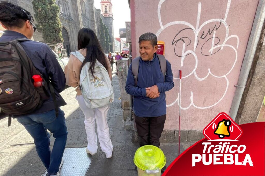 Todas las mañanas don Alejandro Rodríguez toma un camión desde su natal San Miguel del Milagro en Tlaxcala