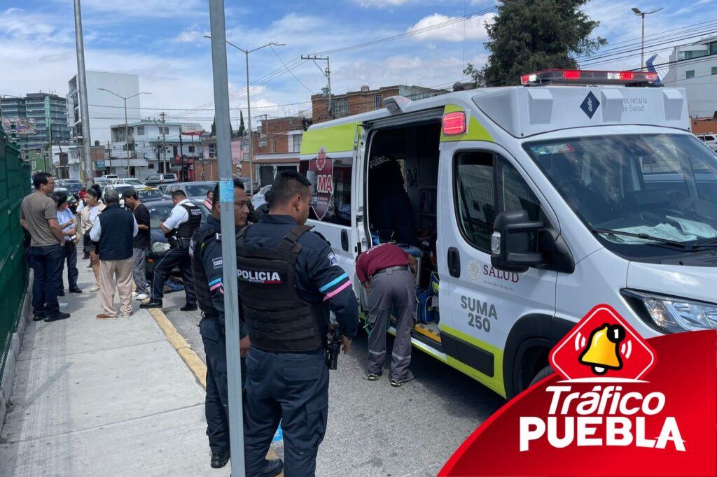 Un hombre resultó lesionado tras ser embestido por un automóvil sobre la Diagonal Benito Juárez, por lo que debió recibir atención médica de urgencia.