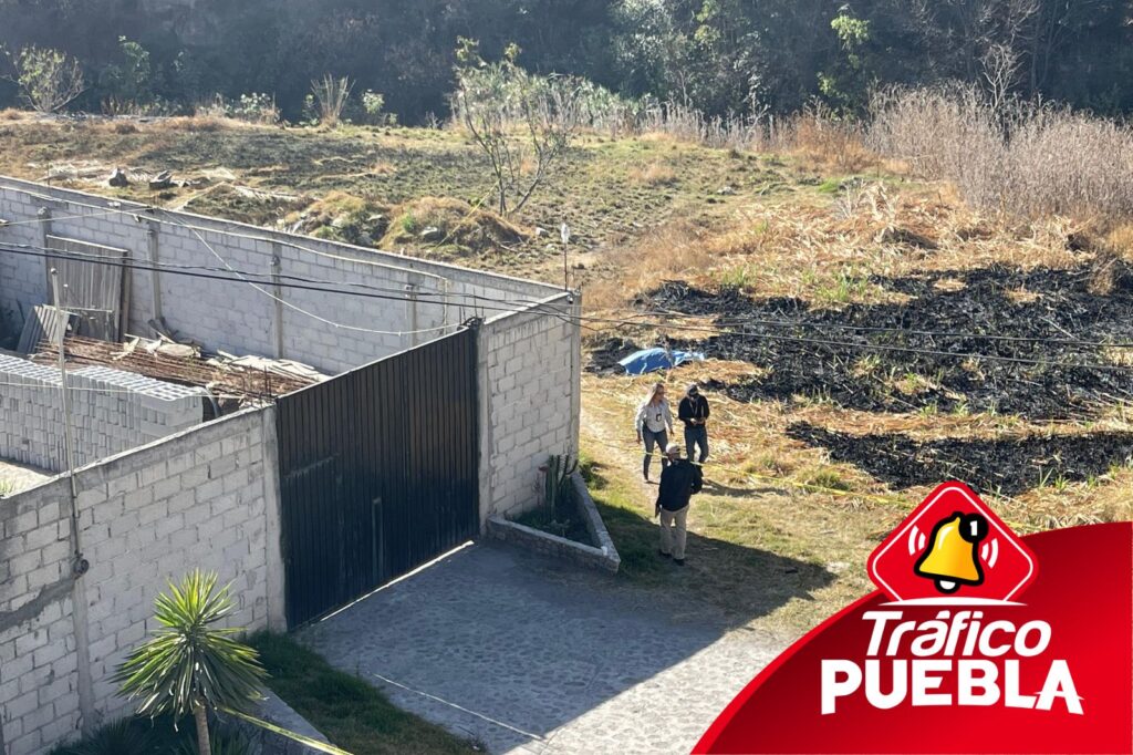 Vecinos que caminaban por el terreno baldío de Amozoc, se percataron que se estaba quemando una persona