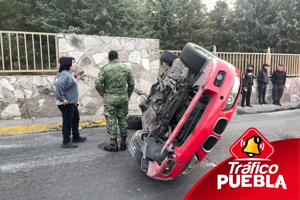 Un vehículo de lujo, terminó volcado sobre el Boulevard Vicente Suárez, con sentido a la 14 oriente y con altura de la 25 Zona Militar