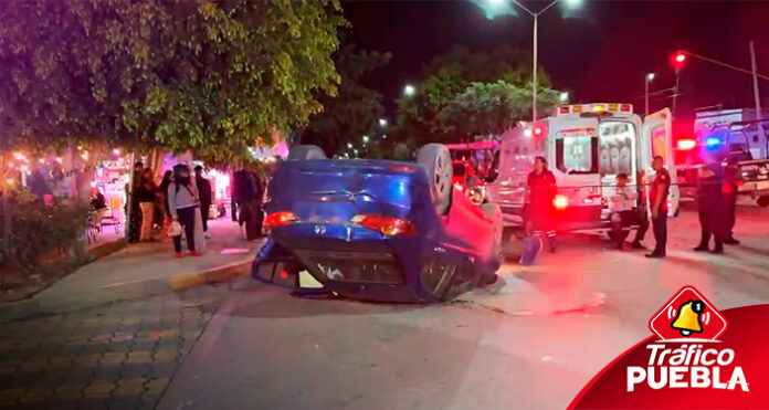 Conductor ebrio choca contra el camellón y vuelca su auto