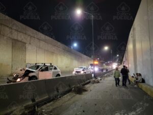 Carambola en el Periférico deja dos autos en pérdida total