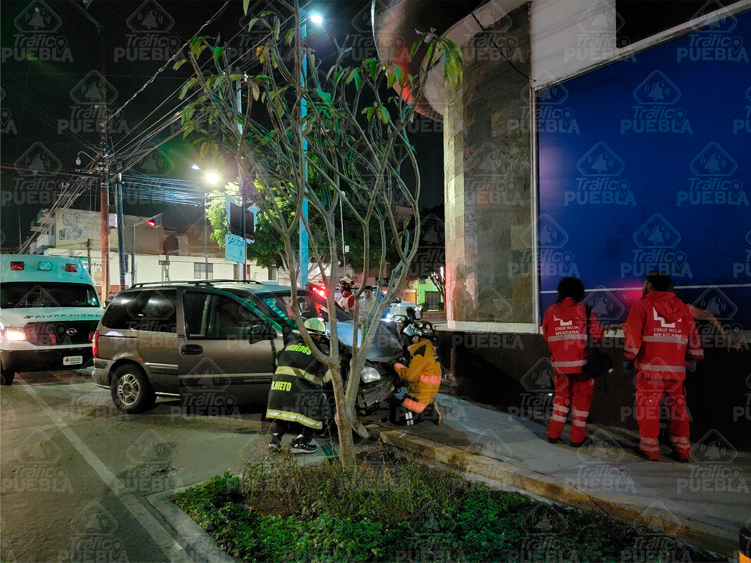 Fuerte choque sobre la 25 poniente dejó una persona lesionada y grandes daños materiales