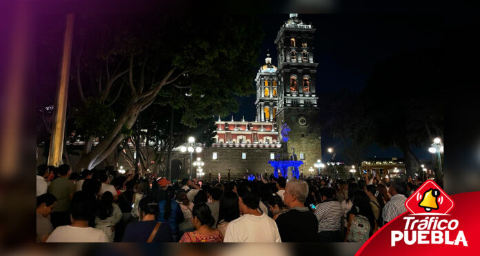 Con veladoras, música y carteles, los poblanos despiden a la activista Elena Larrea