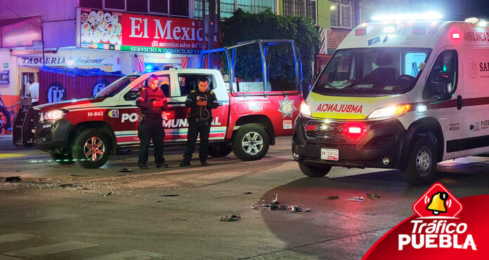 Motociclista se pasa el alto e impacta a una unidad del transporte público