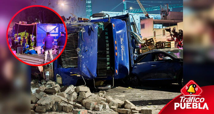 Un camión volcó y cayó sobre una camioneta con personas a bordo