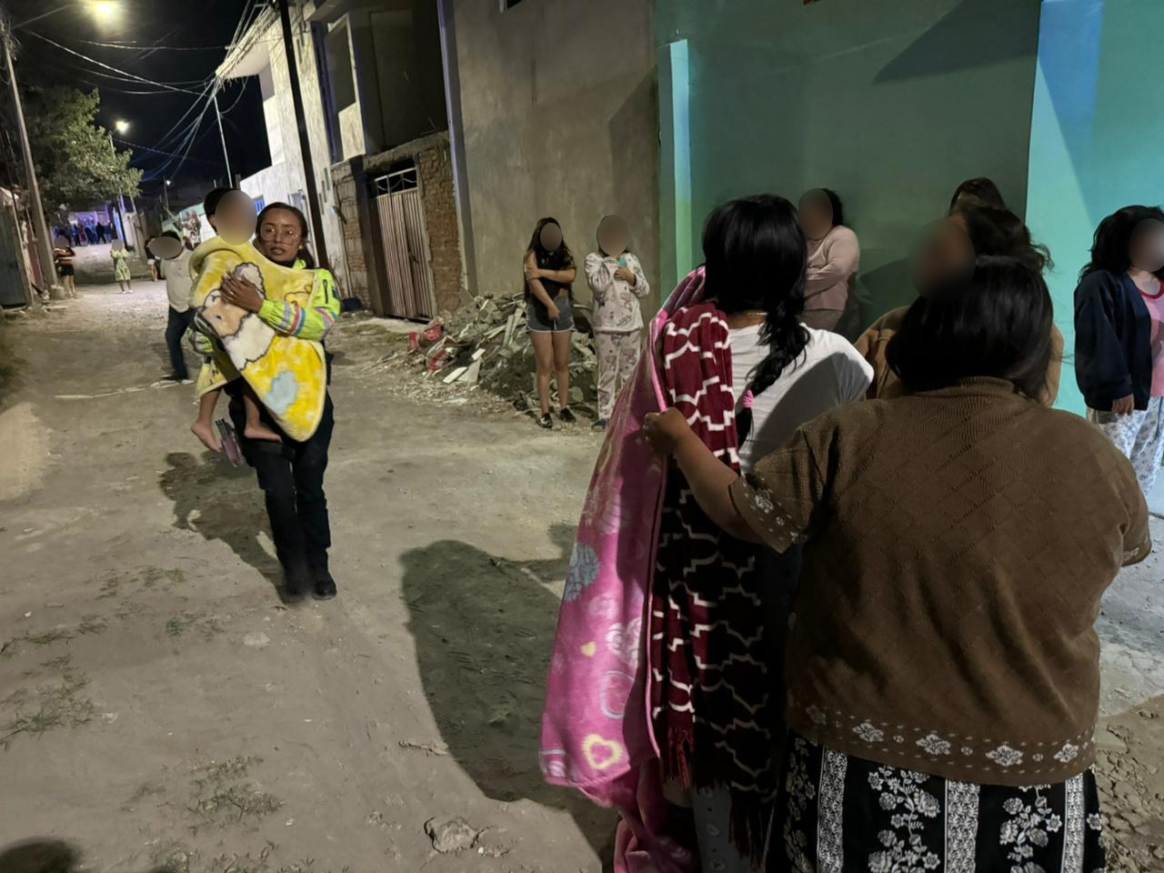 Dos niños y dos adultos quedan atrapados en su casa tras incendio en la colonia Tzilotzoni