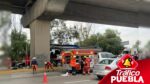 Un autobús de pasajeros aparentemente perdió el control e impactó contra el paso elevado sobre la Pista México - Puebla,