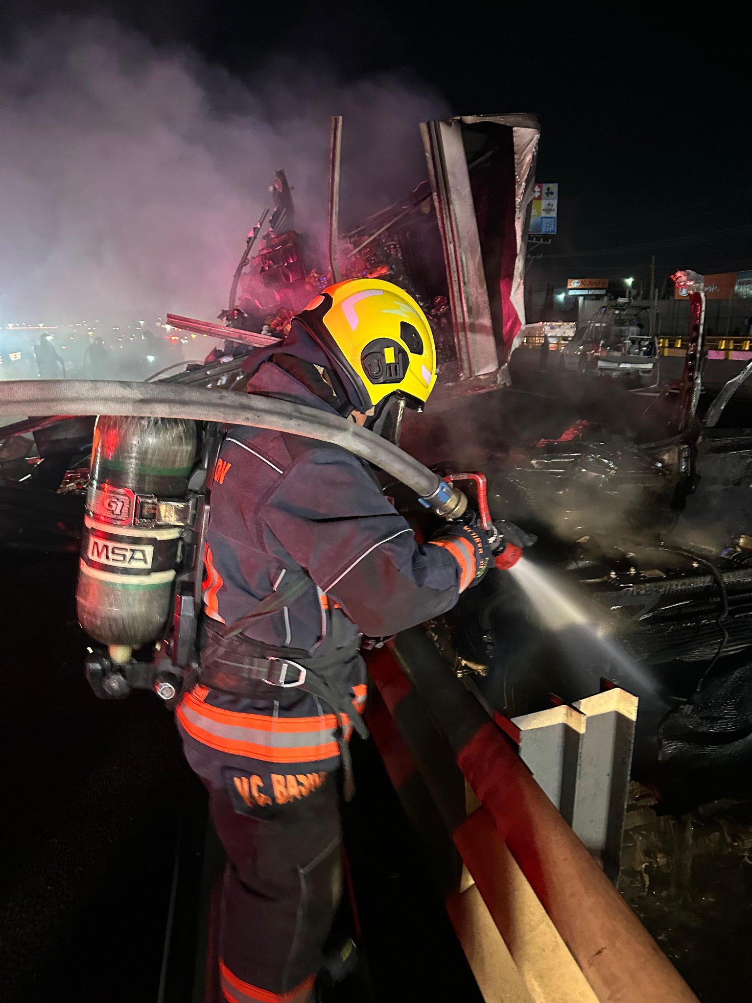 Un tráiler se incendió tras chocar contra el muro de contención de la autopista Puebla-Orizaba