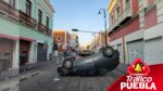 Un automóvil volcó en pleno Centro Histórico de Puebla