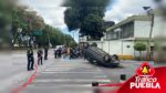 Aparatosa colisión de dos vehículos particulares termina en volcadura sobre el Boulevard 5 de Mayo
