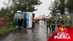  Un autobús de pasajeros de la línea Valles se volcó por la tarde mientras circulaba a exceso de velocidad sobre la lateral de la autopista México-Puebla