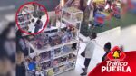  Una cámara de vigilancia en Plaza Dorada, captó el momento en que una mujer de la tercera edad robaba artículos de un isla
