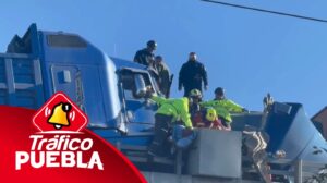 La mañana del viernes 11 de Octubre, un aparatoso accidente entre camiones de carga sobre el paso elevado de la Autopista México-Puebla