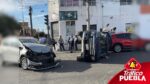 Accidente en el Centro Histórico de Puebla deja dos vehículos dañados y una camioneta volcada