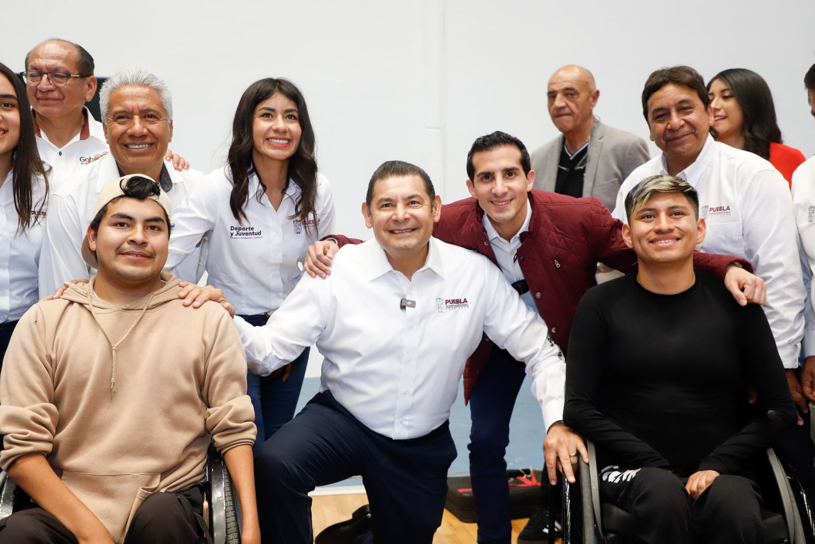 Alejandro Armenta Gobernador de Puebla firma convenio con la CONADE
