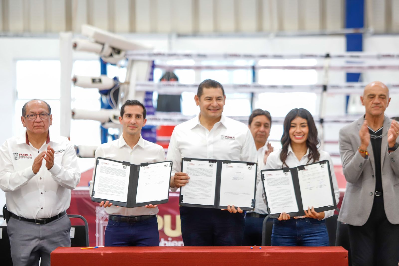 Alejandro Armenta Gobernador de Puebla firma convenio con la CONADE