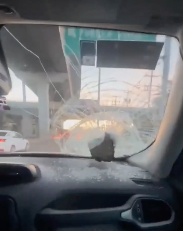 Lanzaron enorme piedra a auto sobre la Autopista México-Puebla_foto1