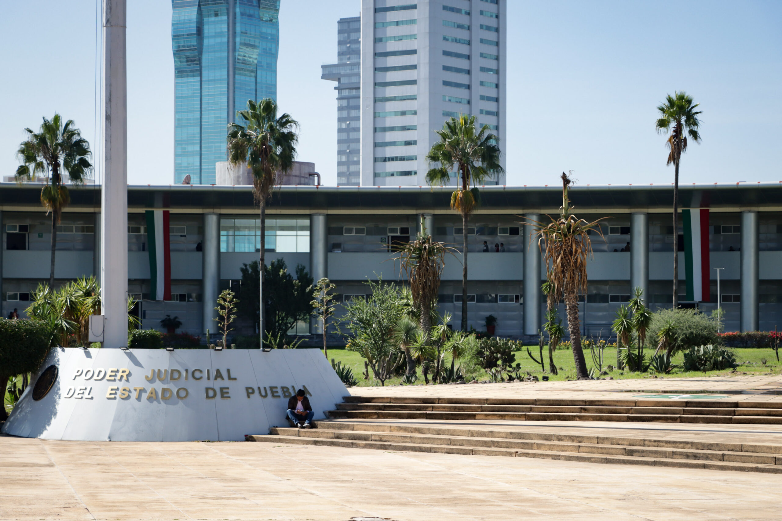 Le robaron sus faros a abogado afuera de Ciudad Judicial_foto