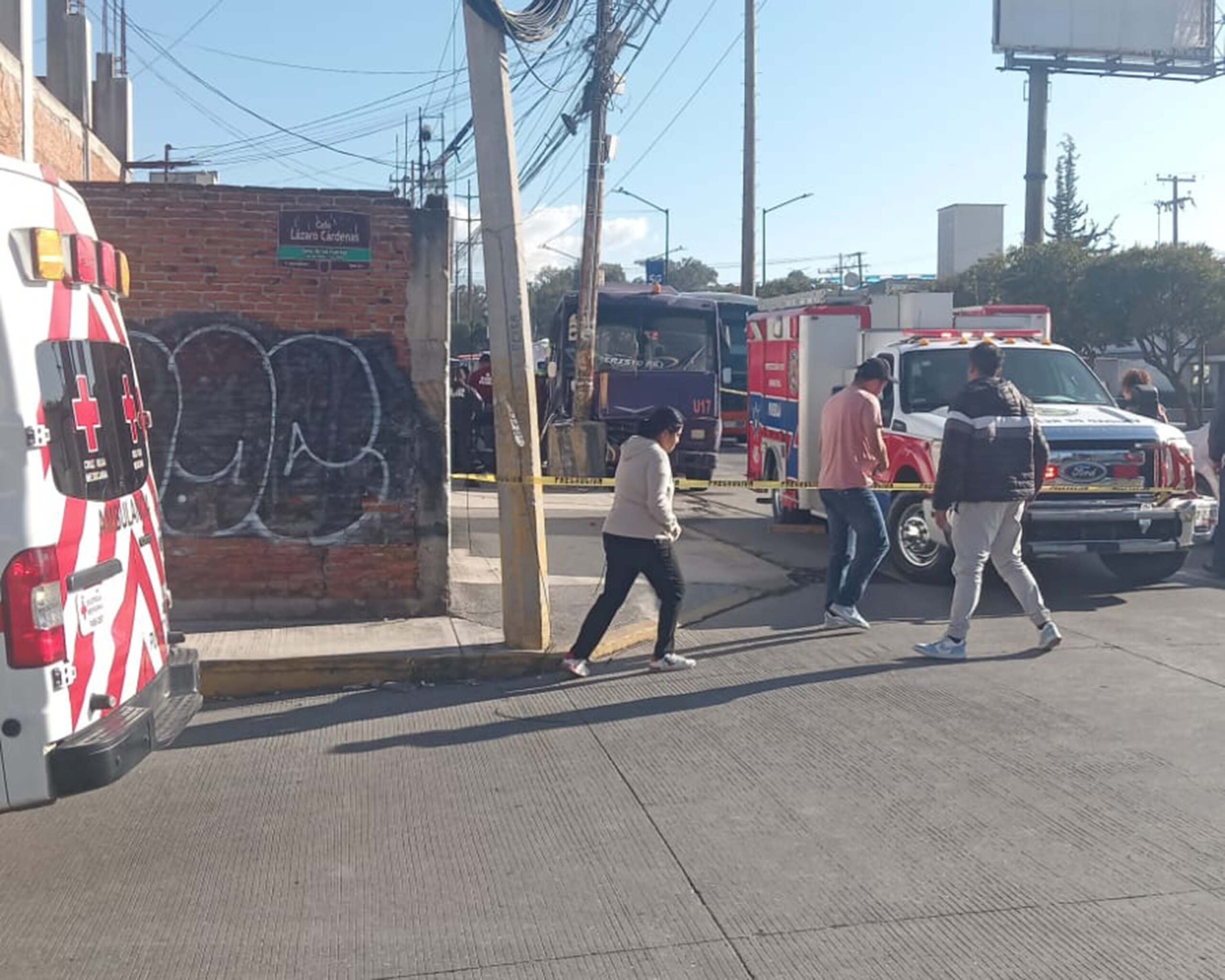 Unidad de transporte colisionó contra un poste