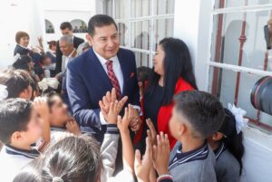 Alejandro Armenta entregó la rehabilitación de aulas en la Primaria Simón Bolívar Escuela