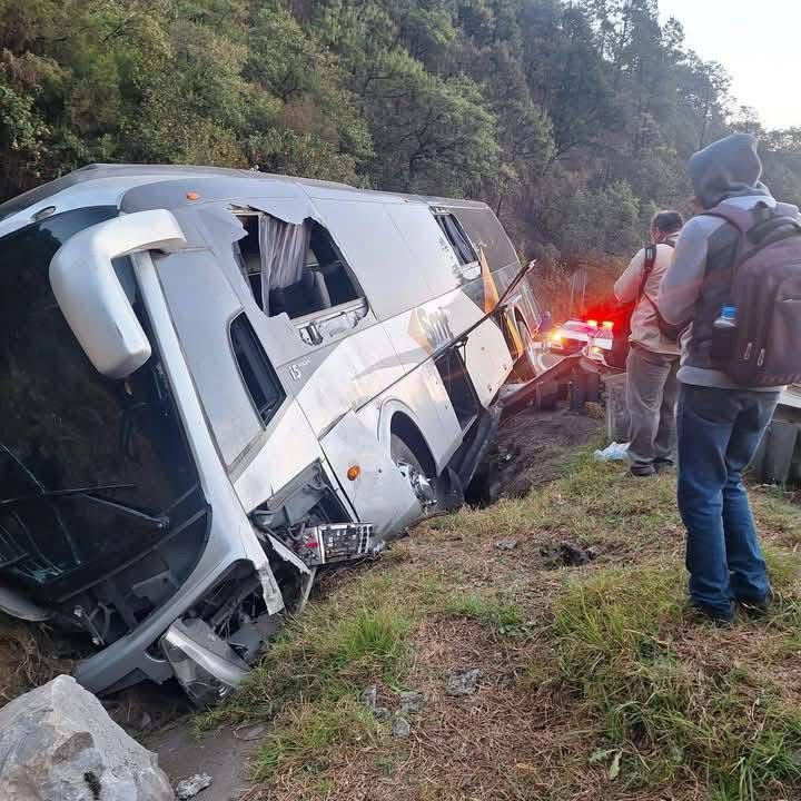 Autobús en el que viajaban maestros de Oaxaca se accidentó en Las Cumbres de Maltrata Camión