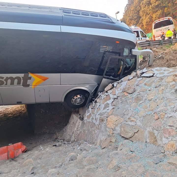 Autobús en el que viajaban maestros de Oaxaca se accidentó en Las Cumbres de Maltrata Choque