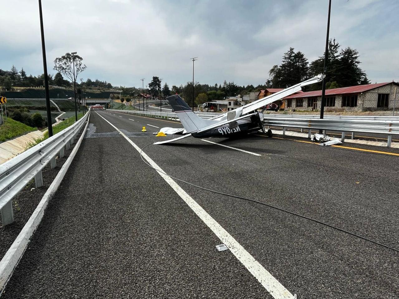 Avioneta aterrizó de emergencia en la Pachuca - Huasca.