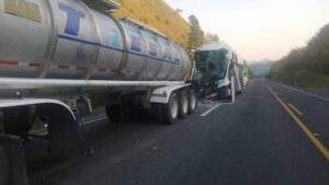Fuerte choque entre un autobús y pipa en la autopista México-Tuxpan carretera