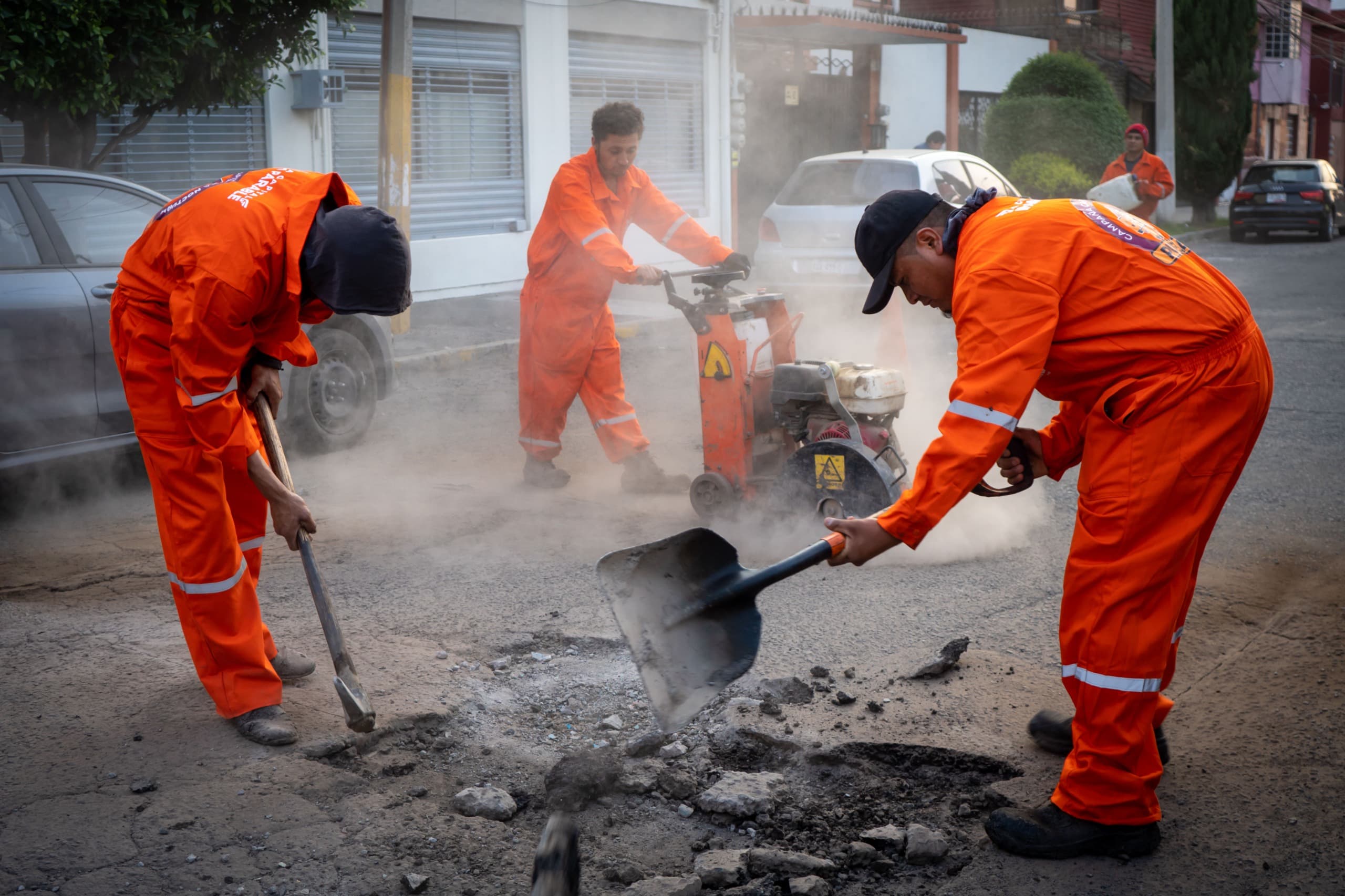 Pepe Chedraui supervisa el bacheo nocturno_foto2