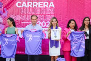 Presentan la playera y medalla de la Carrera “Mujeres Imparables”