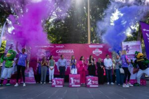 Presentan la playera y medalla de la Carrera “Mujeres Imparables”