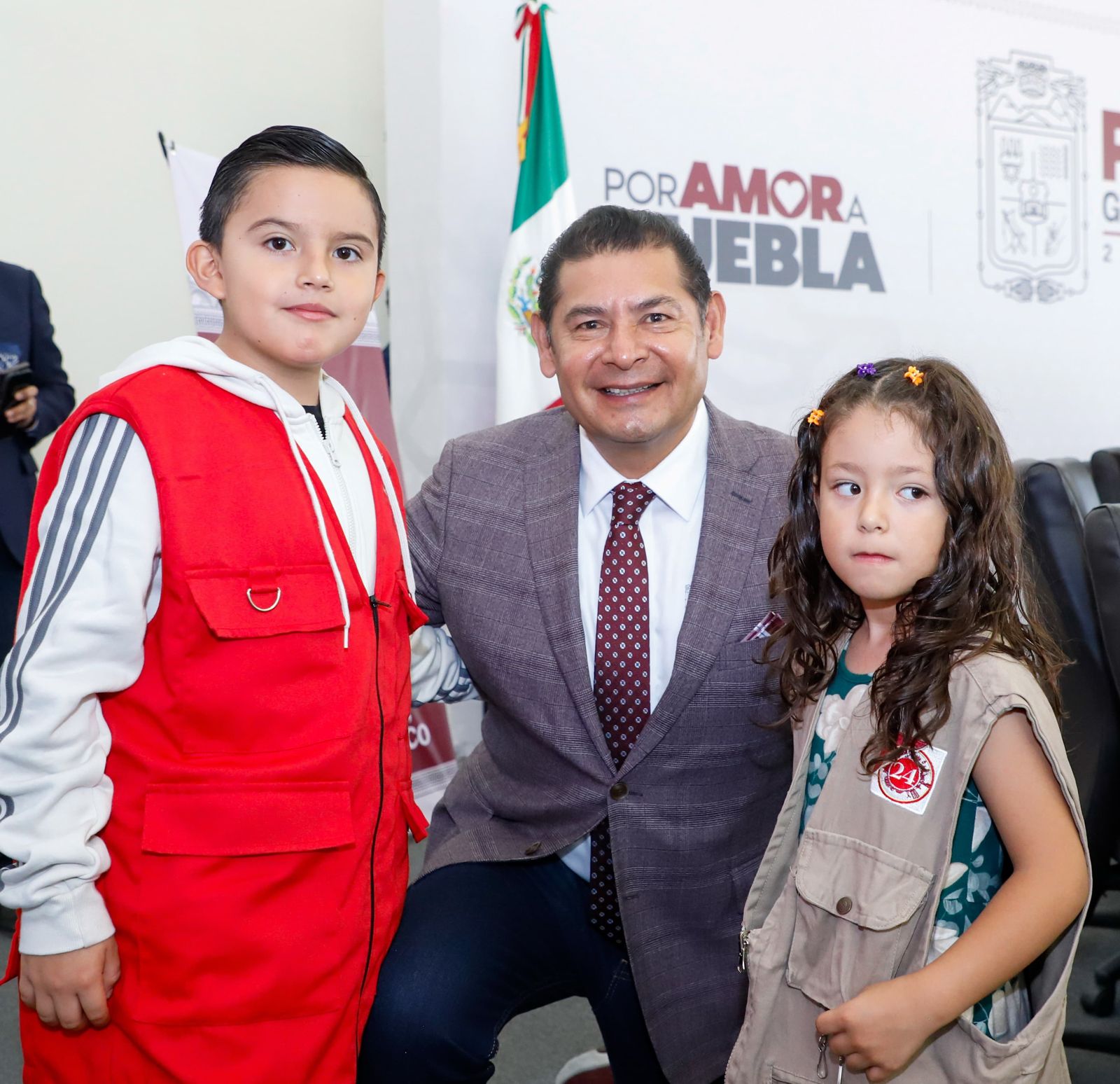 Armenta refrenda su compromiso con la niñez poblana