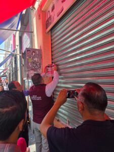 Clausuran cuatro tiendas chinas con importaciones ilegales en el Centro Histórico sello