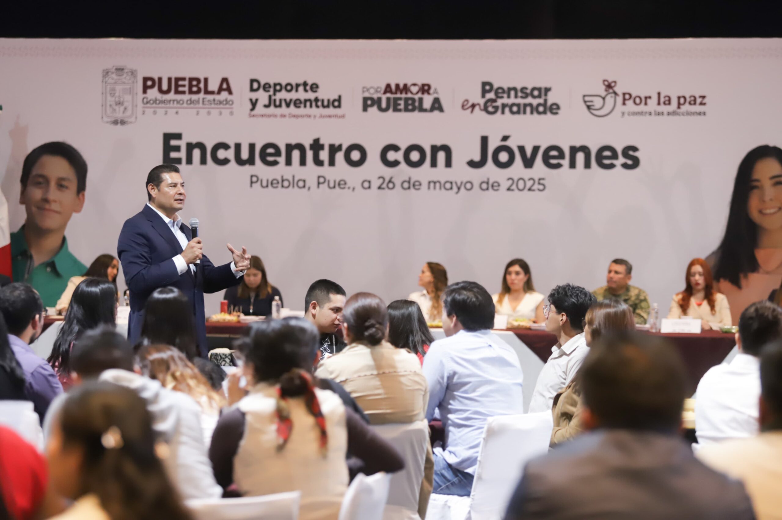 Armenta se reúne con jóvenes para impulsar el estado