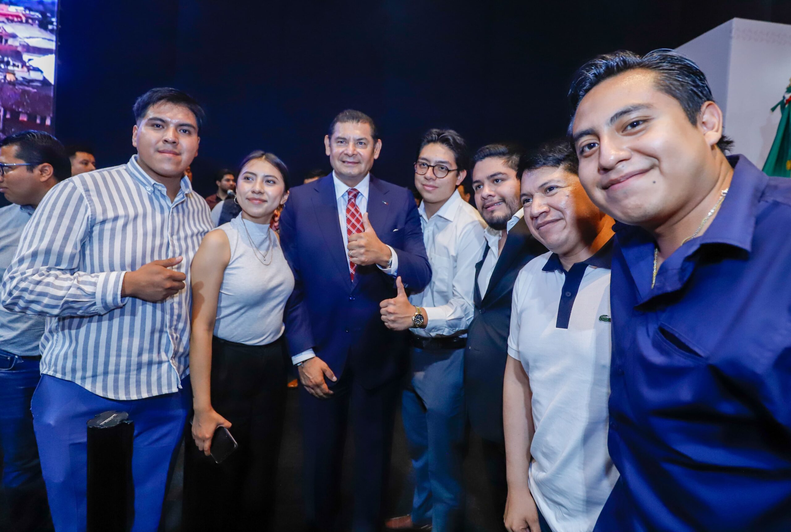 Armenta se reúne con jóvenes