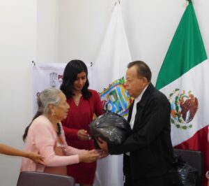 Entregan productos saludables a familias de migrantes poblanos adultos mayores